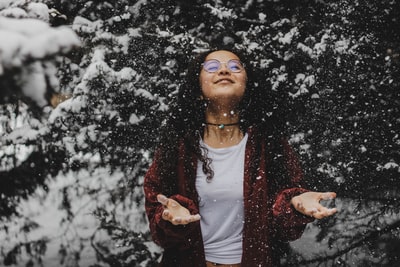 穿白衬衫的女人触摸着雪